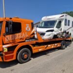 Dépanneuse intervenant auprès d’un véhicule immobilisé à Agde