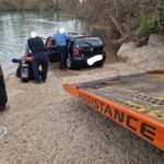 Remorquage d'une voiture dans l'eau à vias